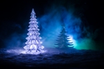 Kerstkaart: Kerstboom van ijs in een donkerblauwe omgeving