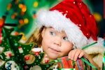 Kerstkaart: Meisje met kerstmuts